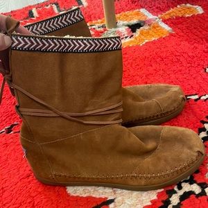 Toms fur lined booties. W10